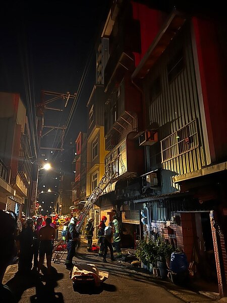 桃園市中壢昨晚惡火奪走一對母子性命。據了解,出事的透天厝5年前買賣轉手後才做充足使用,不僅隔間更動,房子也「長高了」。記者陳俊智/翻攝