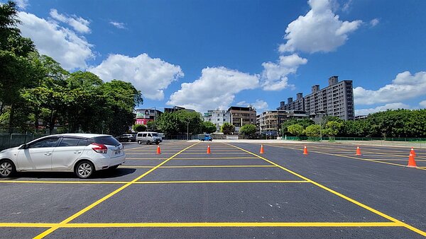 銀新未來城預定地自強臨時平面停車場今天起免費使用一個月。記者江婉儀/攝影