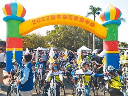 台中自行車嘉年華10日在東勢客家文化園區開騎，逾500名騎士共襄盛舉。（陳淑娥攝）