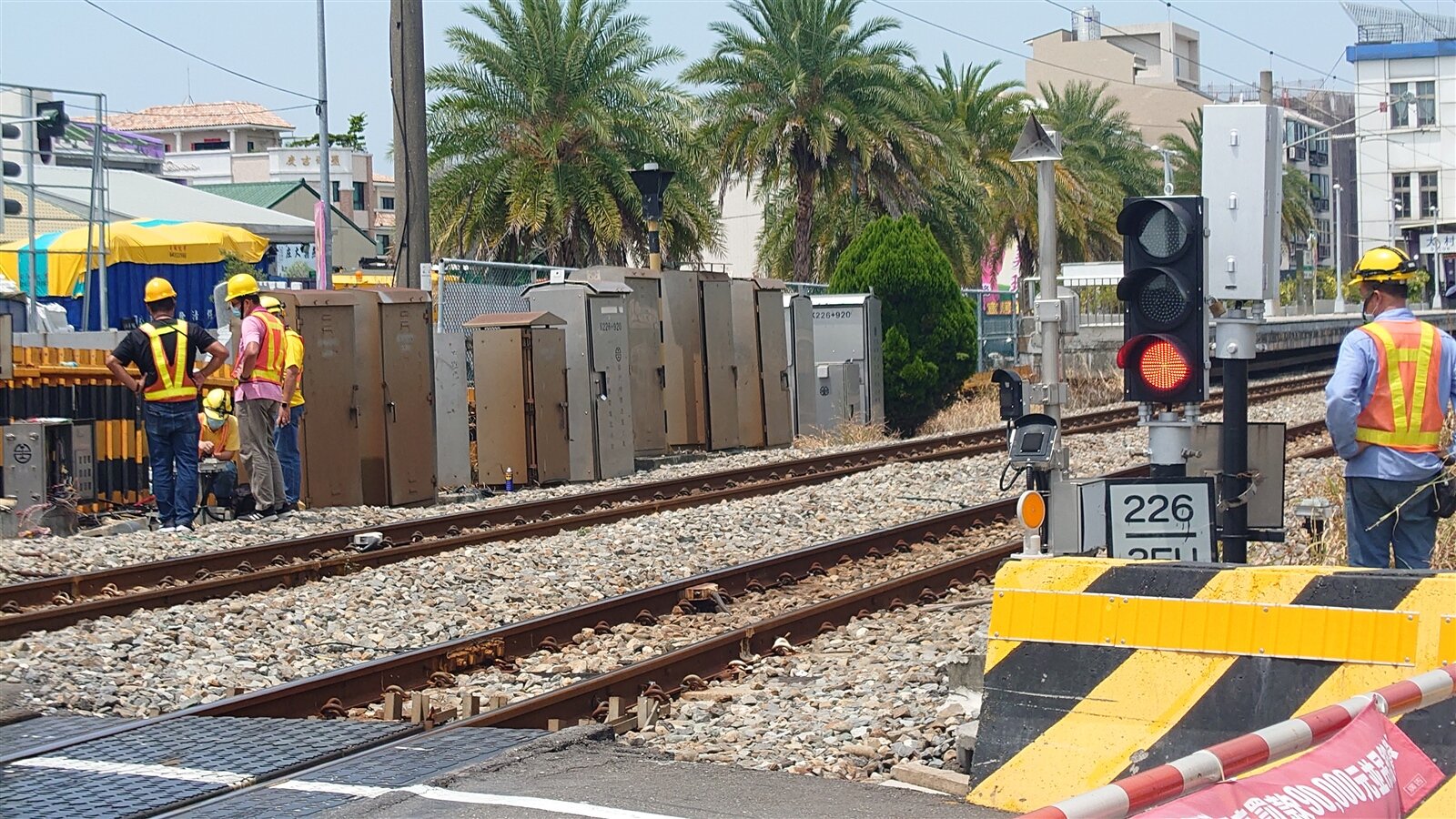 臺鐵工程人員搶修花壇-員林間的鐵路訊號箱和線路。記者簡慧珍/攝影