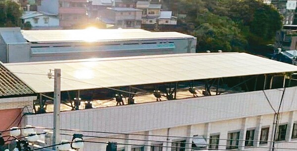 基隆中正國小光電板折射強光,居民反映有如一把利劍刺入眼睛很難受。圖/議員藍敏煌提供