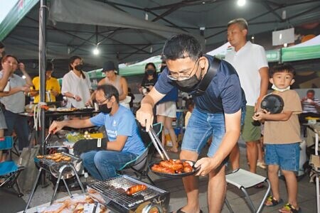 
一年一度中秋節，民眾開心烤肉，享受佳節全家團圓氣氛。（張鎧乙攝）
