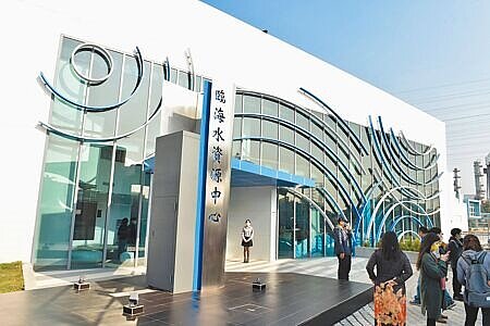 高雄市政府致力生產再生水,圖為臨海汙水處理廠及再生水廠。(本報資料照片)