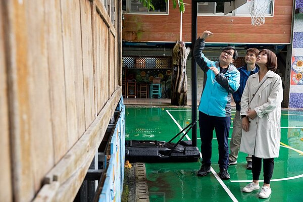 新北市議員江怡臻(右)前往金敏分校會勘,決定為木屋進行修繕。圖/江怡臻提供