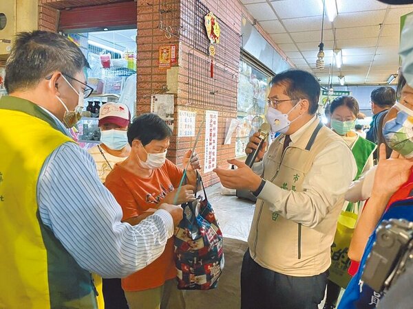 台南市長黃偉哲（右）中秋連假仍持續跑傳統市場發市場券。圖／台南市政府提供