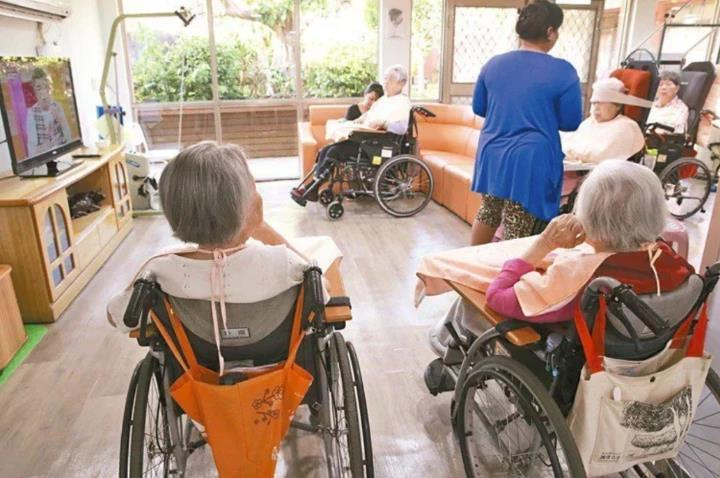 「老人是珍寶還是負擔?」台大健康行為與社區科學研究所比較台、中、韓、日、新的青壯年對老年人態度差異,台灣和中國青壯年普遍對長者「又愛又恨」。圖/聯合報系資料照