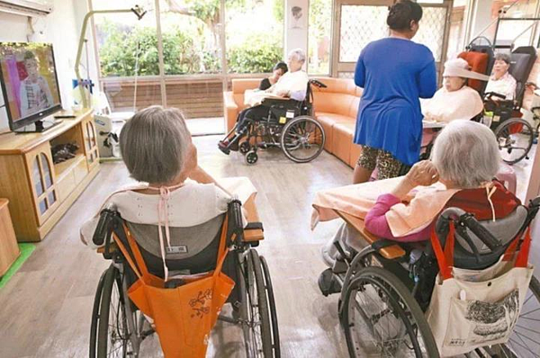 「老人是珍寶還是負擔?」台大健康行為與社區科學研究所比較台、中、韓、日、新的青壯年對老年人態度差異,台灣和中國青壯年普遍對長者「又愛又恨」。圖/聯合報系資料照