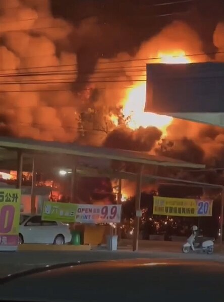 雲林虎尾平和里一處鐵皮屋昨晚7時許發生火警,火舌瞬間延燒,濃煙密布夜空,景象駭人。圖/讀者提供