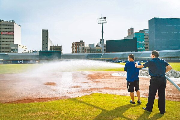 新竹棒球場1個多月來進行4大改善，其中包括增設專用快速接頭閥QCV接大口徑消防水帶手動噴灌。（新竹市政府提供／王惠慧新竹傳真）