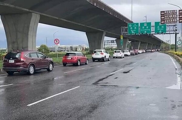 中秋節連假最後一天，國5出現北返車潮，目前北上路段的各交流道都出現1.5至3公里回堵，排隊上國5。圖／警方提供