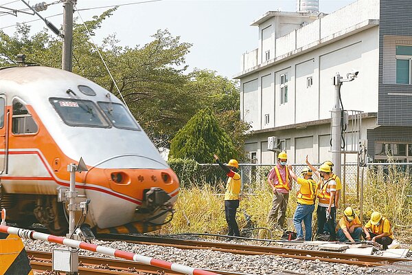 圖為昨天台鐵花壇員林間號誌故障,工程人員現場搶修。記者黃仲裕/攝影