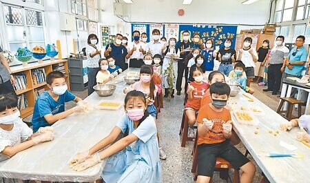 後疫情時代,學生們經過長時間線上教學,近日返回學校,中市議員認為應多留意其適應情況。(本報資料照片)