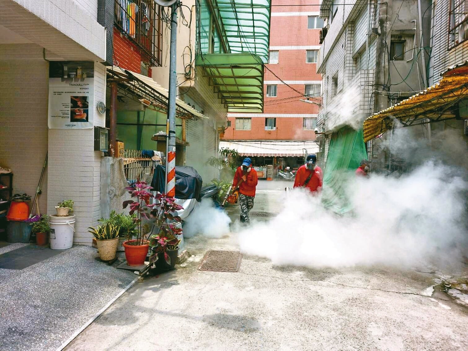 高雄市政府防疫團隊持續在前鎮區13里加強清消，防治登革熱傳播。圖／高雄市衛生局提供