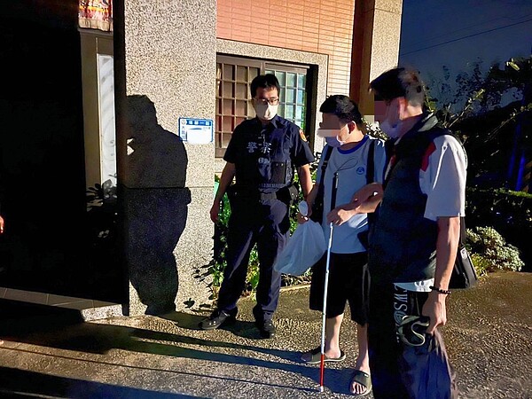 觀音區許姓男子(中)離家工作多年,中秋佳節忍不住思念,返鄉探親,在警方協助下與家人團聚。記者楊湛華/翻攝