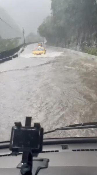 「梅花」帶來豐沛雨量,新北烏來山區不少民眾都分享當地情況,大馬路淹了半個輪胎高,有如河流水道。圖/部落族人提供