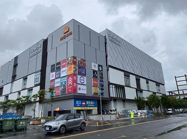 高雄市岡山區的「樂購廣場」傳跳電。聯合報系資料照片