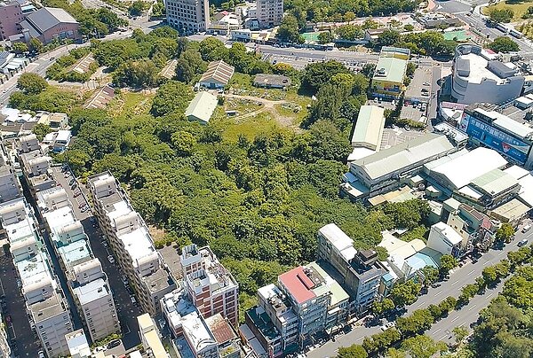 新竹市政府與住都中心攜手，推動新竹市建功Campus設定地上權公辦都更案。圖為新竹市建功高中南側更新地區都更計畫商業區南側空拍照。（新竹市政府提供／王惠慧新竹傳真）
