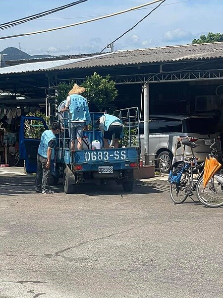 莊敬里里民志工正準備消毒工作。(圖/擷取自莊敬里臉書)