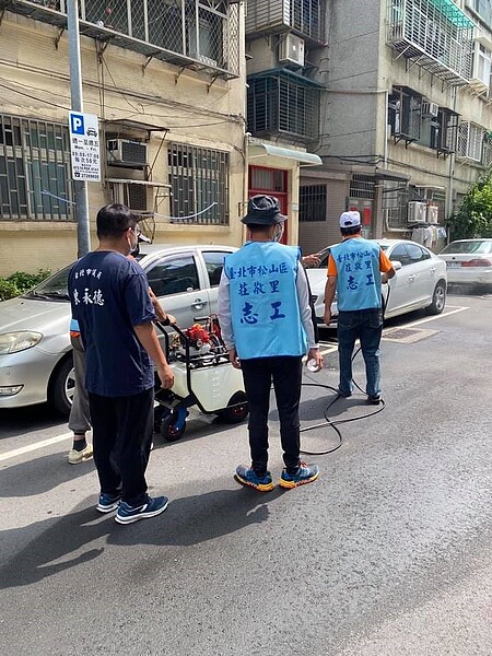 莊敬里里民志工幫助莊敬里內消毒清掃。(圖/擷取自莊敬里臉書)