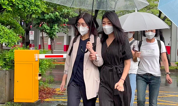 黃嘉千（黑洋裝）在律師陪同下到庭。記者蕭雅娟／攝影