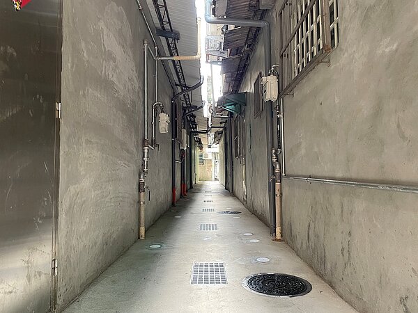 後巷接管後乾淨明亮。示意圖/新北市水利局提供