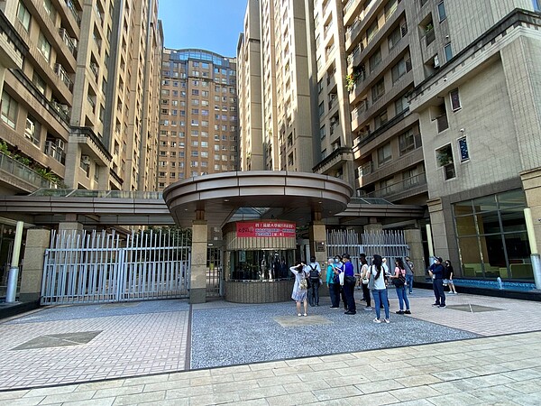 「每層4戶1梯」夠用嗎?過來人老實說:8戶2梯效率好多了 新北市公寓大廈評選結果揭曉,在110家社區激烈角逐下,共41家社區雀屏中選,此圖為獲得幸福安居金質獎-風華再現組的遠雄大學風呂,社區同時也設置充電樁為環保盡一份心力。圖/新北市工務局提供