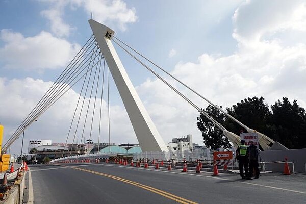 大台南都會公園、奇美博物館、保安車站等觀光景點主要聯外道路仁德文賢路、文賢橋狹窄,影響交通。圖/台南市政府提供