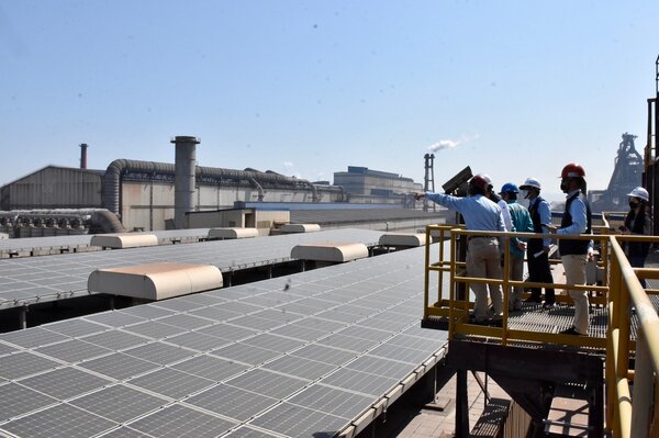 台中市政府為鼓勵民間建物屋頂設置太陽光電，今年度持續爭取預算辦理太陽光電補助。圖／台中市經發局提供