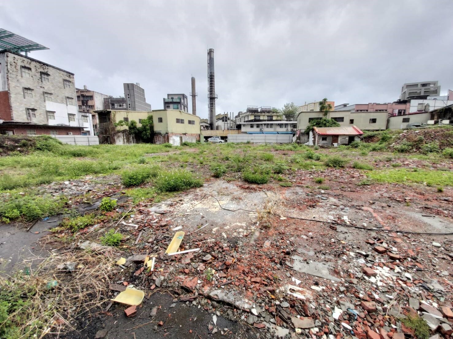 宜蘭市新月廣場百貨旁的坤門五段1162地號，遭質疑以每坪14萬6406元「賤賣」圖利建商。記者戴永華／攝影 