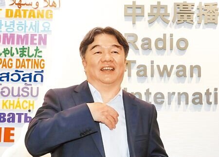 
疫情指揮中心12日由疾管署長周志浩、指揮官王必勝（見圖）親上火線說明，周坦言政府採購BNT未成，正是因「外力介入」；王更直言外力就是中國政治力介入，讓疫情記者會變成解釋採購疫苗破局的說明會。（劉宗龍攝）
