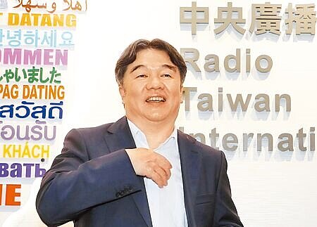 疫情指揮中心12日由疾管署長周志浩、指揮官王必勝(見圖)親上火線說明,周坦言政府採購BNT未成,正是因「外力介入」;王更直言外力就是中國政治力介入,讓疫情記者會變成解釋採購疫苗破局的說明會。(劉宗龍攝)