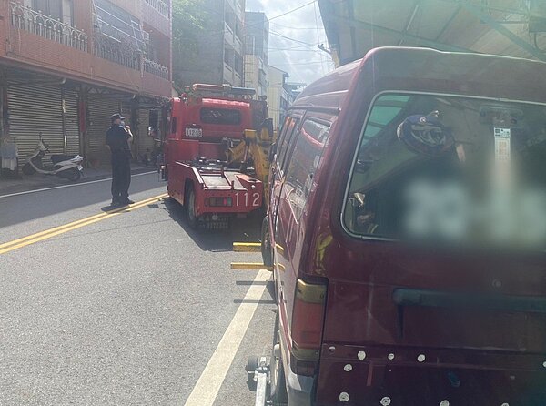彰化縣員林警分局昨天將停在員林市永和街的未掛牌廂型車移置保管，將通知車主領回。圖／警方提供