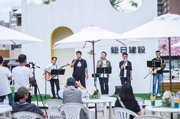 鉅日建設第二季在麻園頭溪河岸推出新案「鉅日若谷」,推案前在基地上舉辦兩場小石音樂會。圖/業者提供