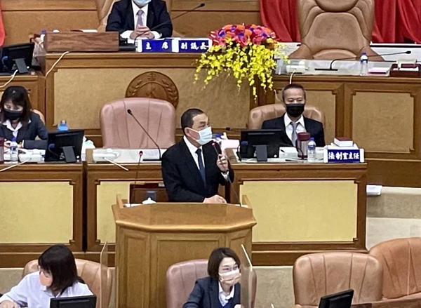 民進黨團批評新北市府太多BOT案,讓議會難以監督。新北市長侯友宜回應,每件BOT案都以其脈絡,期盼達到市民、市府、業者三贏的情形。記者張睿廷/攝影