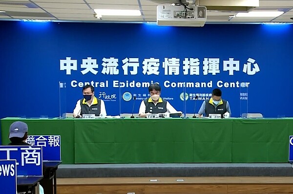 中央流行疫情指揮中心今(13)日公布國內新增47,051例COVID-19確定病例。圖/疾管署直播