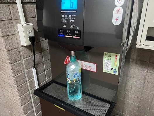 高雄一名補習班蔡姓員工,因裝水回家喝被老闆提告求償,但法官認為老闆未明令禁止,判他敗訴。示意圖/記者張議晨/攝影