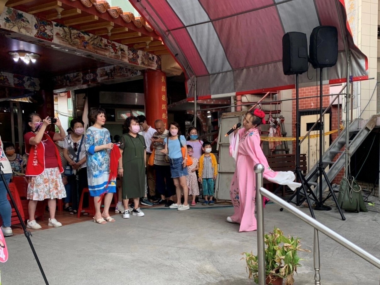 活動於台北市中正區長慶廟前舉行,由快樂之道歌舞團帶來經典黃梅調。圖/永慶房產集團提供