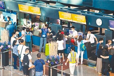 日本楓葉季就快到了,想到日本旅遊,終於不用大排長龍辦簽證,9月14日起,日本開放台灣民眾上網申請電子簽證,雖然現在不用導遊跟著,但行程還是得請日本旅行社安排,不過,傳出10月開始可能再鬆綁。圖為桃園機場出境旅客。(陳麒全攝)