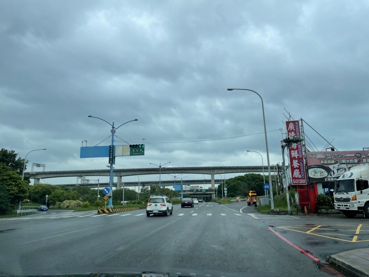 桃園楊梅區台一線楊梅交流道附近每逢強降雨淹水，惹民怨。記者翁唯真／攝影 