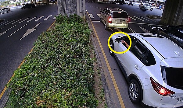 運用監視器輔助清潔隊告發取締違規亂丟垃圾行為。圖/台中市政府環保局提供