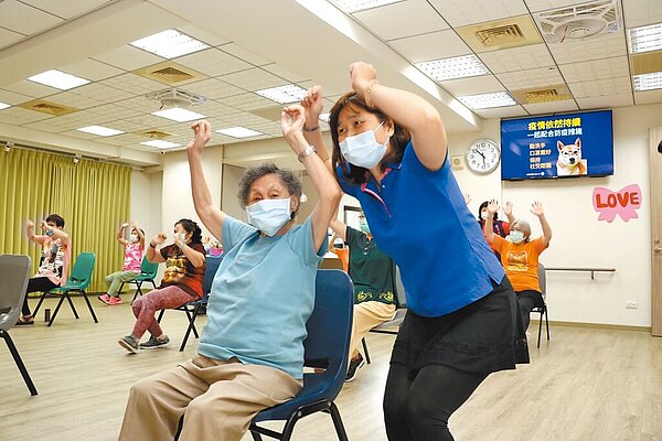 新北市長侯友宜允諾未來敬老卡將朝多元使用規畫。圖為96歲的楊賴省阿嬤參與動健康。（新北市社會局提供／葉德正新北傳真）