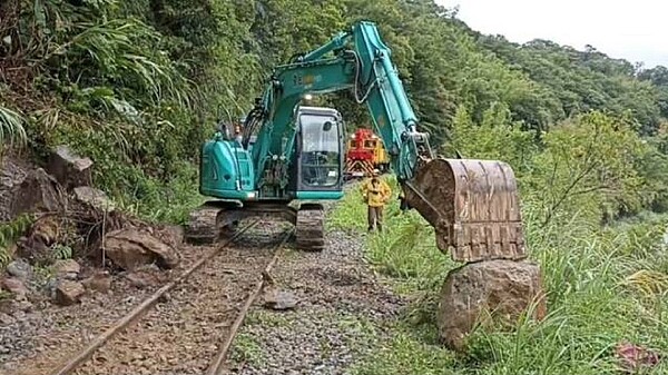 台鐵平溪線列車昨兩度撞上崩落的土石，但該路段不僅邊坡告警系統遲未完成，台鐵首次落石時清空軌道就通車，未進一步檢視邊坡是否已穩定，以致又造成列車二度撞上再掉落的土石。圖／台鐵提供