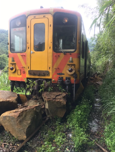 台鐵平溪線邊坡昨天兩度落石，中午第二次落石列車撞上受損，駕駛員和車上8名乘客未受傷。記者邱瑞杰／翻攝