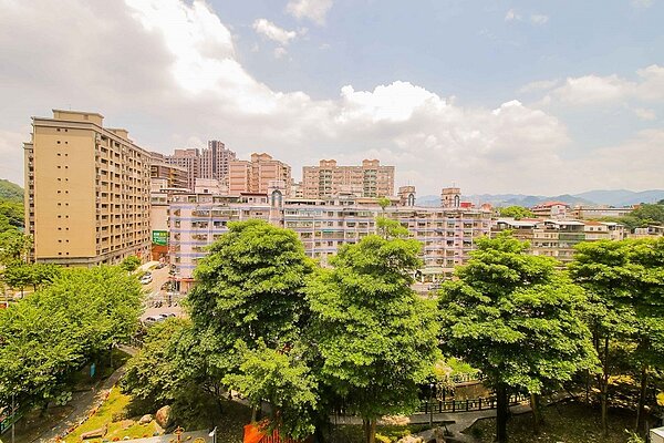 新店區的安坑以清幽寧靜、景色宜人的居住環境著名,再加上安坑輕軌完工在即,對安坑房市帶來拉抬效果。圖/永慶房產提供