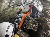 今雲層太厚　明早空勤總隊吊掛法官陳伯均遺體下山