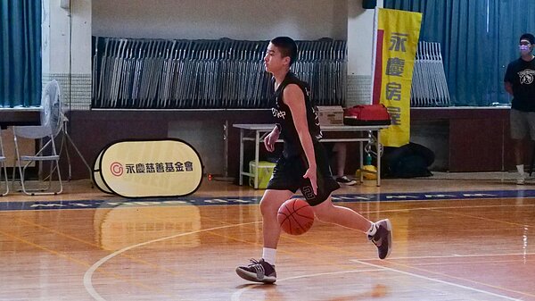 永慶房屋長期支持國內體育賽事,贊助和平永慶籃球盃,助年輕學子勇敢追夢。圖/永慶房產集團提供