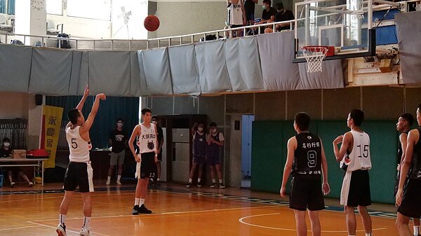 第三屆「和平永慶盃籃球賽」於中秋連假熱血開打,邀請共七支隊伍,展開為期三天21場的賽事。圖/永慶房產集團提供