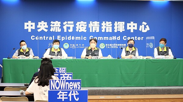 指揮中心通過指引,將開放團客出入觀光?疫情指揮中心記者會出席名單由左到右,指揮中心醫療應變組副組長羅一鈞、疫情監測組組長周志浩、指揮官王必勝、發言人莊人祥、交通部觀光局副局長林信任。圖/指揮中心提供
