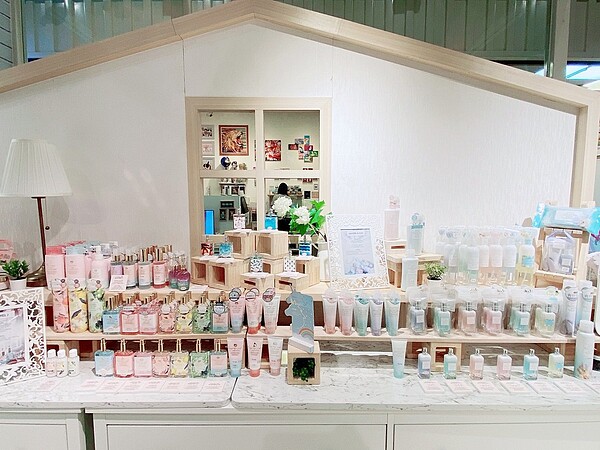 Global Mall板橋車站「OHANA MAHAALO療癒概念店」近期開幕,店裝以恬靜白屋造型搭配滿室香氣。圖/Global Mall提供