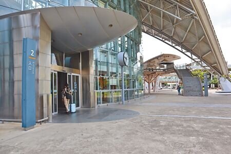 民進黨新竹縣長參選人周江杰希望透過以六家高鐵為核心的環狀運輸系統,替竹北舒壓。(邱立雅攝)